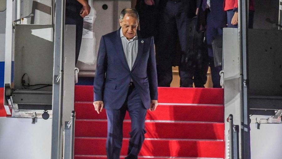 Menteri Luar Negeri Rusia Sergey Viktorovich Lavrov berjalan menuruni tangga pesawat udara saat tiba di Terminal VVIP I Bandara I Gusti Ngurah Rai Bali, Minggu (13/11/2022). Kedatangan Menteri Luar Negeri Rusia tersebut untuk mengikuti KTT G20 yang akan berlangsung pada 15-16 November mendatang. (ANTARA FOTO/Media Center G20 Indonesia/Galih Pradipta/wsj).