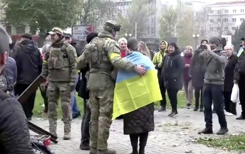Presiden Ukraina Volodymyr Zelensky mengatakan pada 11 November bahwa Kherson adalah A man holds a Ukranian flag as people gather in Maidan Square to celebrate the liberation of Kherson, in Kyiv on November 11, 2022, amid the Russian invasion of Ukraine. - Ukraine's President Volodymyr Zelensky said on November 11 that Kherson was