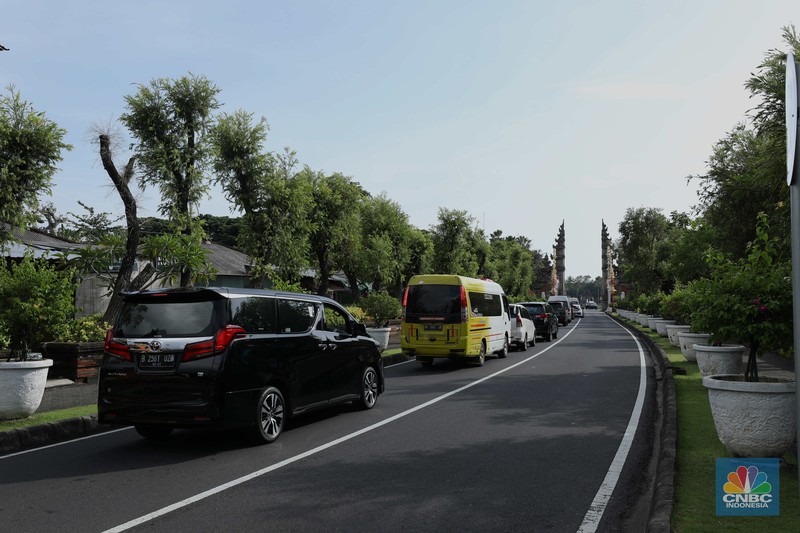Kepadatan kendaraan terlihat di kawasan Nusa Dua, Bali, Selasa (14/11/2022). Pengamanan lalu lintas (lalin) di sekitar pusat kegiatan Konferensi Tingkat Tinggi (KTT) G20 di ITDC Nusa Dua, Bali, semakin ketat, Selasa (14/11/2022). Kepadatan kendaraan terlihat di kawasan Nusa Dua, Bali, Selasa (14/11/2022). Pengamanan lalu lintas (lalin) di sekitar pusat kegiatan Konferensi Tingkat Tinggi (KTT) G20 di ITDC Nusa Dua, Bali, semakin ketat, Selasa (14/11/2022). (CNBC Indonesia/Tri Susilo)