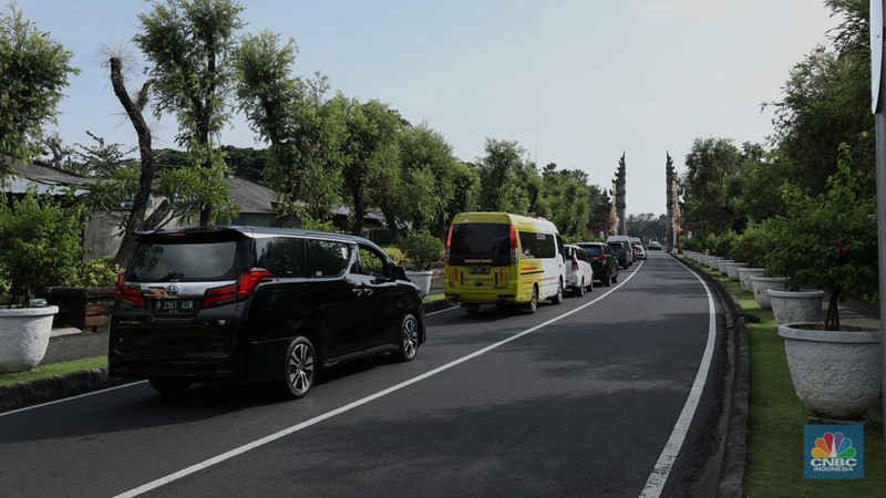 Kepadatan kendaraan terlihat di kawasan Nusa Dua, Bali, Selasa (14/11/2022). Pengamanan lalu lintas (lalin) di sekitar pusat kegiatan Konferensi Tingkat Tinggi (KTT) G20 di ITDC Nusa Dua, Bali, semakin ketat, Selasa (14/11/2022). (CNBC Indonesia/Tri Susilo)