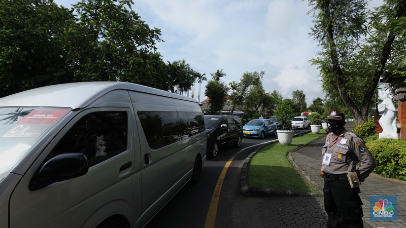 Kepadatan kendaraan terlihat di kawasan Nusa Dua, Bali, Selasa (14/11/2022). Pengamanan lalu lintas (lalin) di sekitar pusat kegiatan Konferensi Tingkat Tinggi (KTT) G20 di ITDC Nusa Dua, Bali, semakin ketat, Selasa (14/11/2022). Kepadatan kendaraan terlihat di kawasan Nusa Dua, Bali, Selasa (14/11/2022). Pengamanan lalu lintas (lalin) di sekitar pusat kegiatan Konferensi Tingkat Tinggi (KTT) G20 di ITDC Nusa Dua, Bali, semakin ketat, Selasa (14/11/2022). (CNBC Indonesia/Tri Susilo)