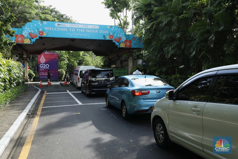 Kepadatan kendaraan terlihat di kawasan Nusa Dua, Bali, Selasa (14/11/2022). Pengamanan lalu lintas (lalin) di sekitar pusat kegiatan Konferensi Tingkat Tinggi (KTT) G20 di ITDC Nusa Dua, Bali, semakin ketat, Selasa (14/11/2022). Kepadatan kendaraan terlihat di kawasan Nusa Dua, Bali, Selasa (14/11/2022). Pengamanan lalu lintas (lalin) di sekitar pusat kegiatan Konferensi Tingkat Tinggi (KTT) G20 di ITDC Nusa Dua, Bali, semakin ketat, Selasa (14/11/2022). (CNBC Indonesia/Tri Susilo)
