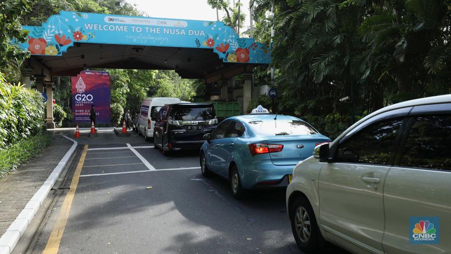 Kepadatan kendaraan terlihat di kawasan Nusa Dua, Bali, Selasa (14/11/2022). Pengamanan lalu lintas (lalin) di sekitar pusat kegiatan Konferensi Tingkat Tinggi (KTT) G20 di ITDC Nusa Dua, Bali, semakin ketat, Selasa (14/11/2022). (CNBC Indonesia/Tri Susilo)