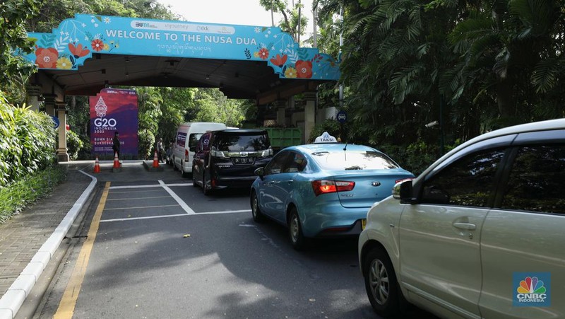 Kepadatan kendaraan terlihat di kawasan Nusa Dua, Bali, Selasa (14/11/2022). Pengamanan lalu lintas (lalin) di sekitar pusat kegiatan Konferensi Tingkat Tinggi (KTT) G20 di ITDC Nusa Dua, Bali, semakin ketat, Selasa (14/11/2022). (CNBC Indonesia/Tri Susilo)
