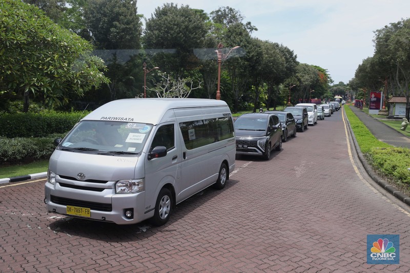 Kepadatan kendaraan terlihat di kawasan Nusa Dua, Bali, Selasa (14/11/2022). Pengamanan lalu lintas (lalin) di sekitar pusat kegiatan Konferensi Tingkat Tinggi (KTT) G20 di ITDC Nusa Dua, Bali, semakin ketat, Selasa (14/11/2022). Kepadatan kendaraan terlihat di kawasan Nusa Dua, Bali, Selasa (14/11/2022). Pengamanan lalu lintas (lalin) di sekitar pusat kegiatan Konferensi Tingkat Tinggi (KTT) G20 di ITDC Nusa Dua, Bali, semakin ketat, Selasa (14/11/2022). (CNBC Indonesia/Tri Susilo)