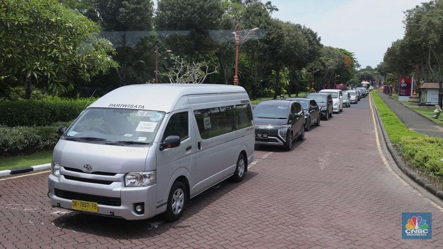 Kepadatan kendaraan terlihat di kawasan Nusa Dua, Bali, Selasa (14/11/2022). Pengamanan lalu lintas (lalin) di sekitar pusat kegiatan Konferensi Tingkat Tinggi (KTT) G20 di ITDC Nusa Dua, Bali, semakin ketat, Selasa (14/11/2022). (CNBC Indonesia/Tri Susilo)