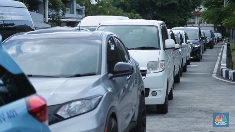 Kepadatan kendaraan terlihat di kawasan Nusa Dua, Bali, Selasa (14/11/2022). Pengamanan lalu lintas (lalin) di sekitar pusat kegiatan Konferensi Tingkat Tinggi (KTT) G20 di ITDC Nusa Dua, Bali, semakin ketat, Selasa (14/11/2022). (CNBC Indonesia/Tri Susilo)