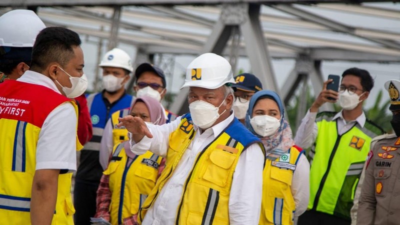 Menteri Pekerjaan Umum dan Perumahan Rakyat (PUPR) Basuki Hadimuljono meninjau progres pembangunan Jalan Tol Semarang - Demak Seksi 2 ruas Sayung-Demak sepanjang 16,31 km di Provinsi Jawa Tengah, Minggu (13/11/2022).  (Dok. Kementrian PUPR)