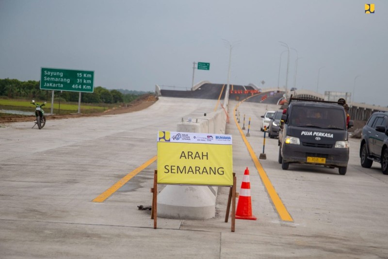 Menteri Pekerjaan Umum dan Perumahan Rakyat (PUPR) Basuki Hadimuljono meninjau progres pembangunan Jalan Tol Semarang - Demak Seksi 2 ruas Sayung-Demak sepanjang 16,31 km di Provinsi Jawa Tengah, Minggu (13/11/2022). Menteri Pekerjaan Umum dan Perumahan Rakyat (PUPR) Basuki Hadimuljono meninjau progres pembangunan Jalan Tol Semarang - Demak Seksi 2 ruas Sayung-Demak sepanjang 16,31 km di Provinsi Jawa Tengah, Minggu (13/11/2022). (Dok. Kementrian PUPR)