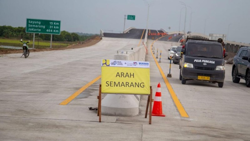 Menteri Pekerjaan Umum dan Perumahan Rakyat (PUPR) Basuki Hadimuljono meninjau progres pembangunan Jalan Tol Semarang - Demak Seksi 2 ruas Sayung-Demak sepanjang 16,31 km di Provinsi Jawa Tengah, Minggu (13/11/2022).  (Dok. Kementrian PUPR)