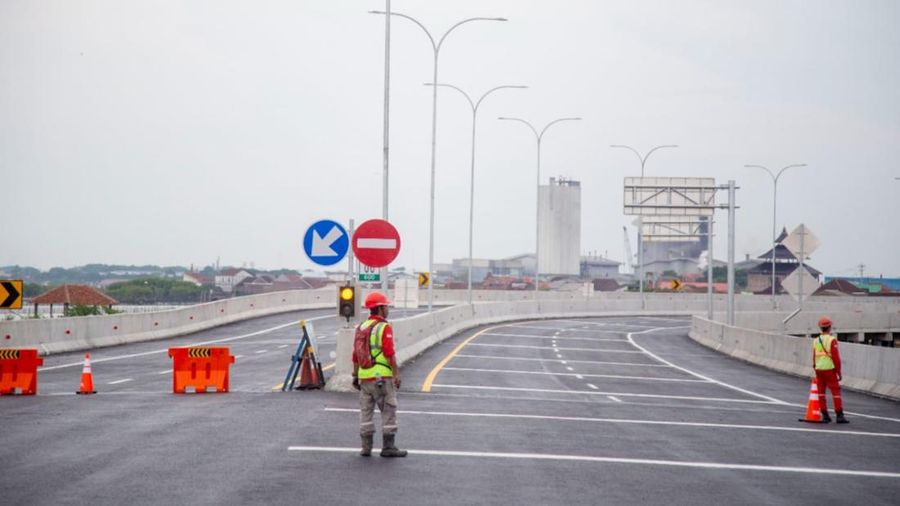 Menteri Pekerjaan Umum dan Perumahan Rakyat (PUPR) Basuki Hadimuljono meninjau progres pembangunan Jalan Tol Semarang - Demak Seksi 2 ruas Sayung-Demak sepanjang 16,31 km di Provinsi Jawa Tengah, Minggu (13/11/2022).  (Dok. Kementrian PUPR)