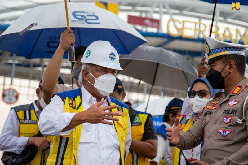 Menteri Pekerjaan Umum dan Perumahan Rakyat (PUPR) Basuki Hadimuljono meninjau progres pembangunan Jalan Tol Semarang - Demak Seksi 2 ruas Sayung-Demak sepanjang 16,31 km di Provinsi Jawa Tengah, Minggu (13/11/2022). Menteri Pekerjaan Umum dan Perumahan Rakyat (PUPR) Basuki Hadimuljono meninjau progres pembangunan Jalan Tol Semarang - Demak Seksi 2 ruas Sayung-Demak sepanjang 16,31 km di Provinsi Jawa Tengah, Minggu (13/11/2022). (Dok. Kementrian PUPR)