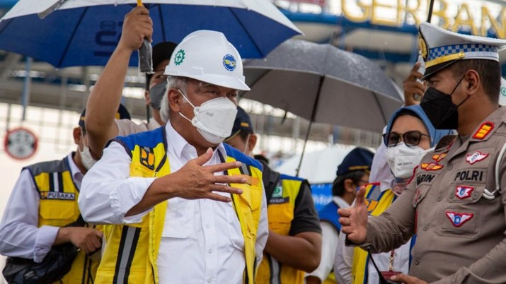 Menteri Pekerjaan Umum dan Perumahan Rakyat (PUPR) Basuki Hadimuljono meninjau progres pembangunan Jalan Tol Semarang - Demak Seksi 2 ruas Sayung-Demak sepanjang 16,31 km di Provinsi Jawa Tengah, Minggu (13/11/2022). Menteri Pekerjaan Umum dan Perumahan Rakyat (PUPR) Basuki Hadimuljono meninjau progres pembangunan Jalan Tol Semarang - Demak Seksi 2 ruas Sayung-Demak sepanjang 16,31 km di Provinsi Jawa Tengah, Minggu (13/11/2022). (Dok. Kementrian PUPR)