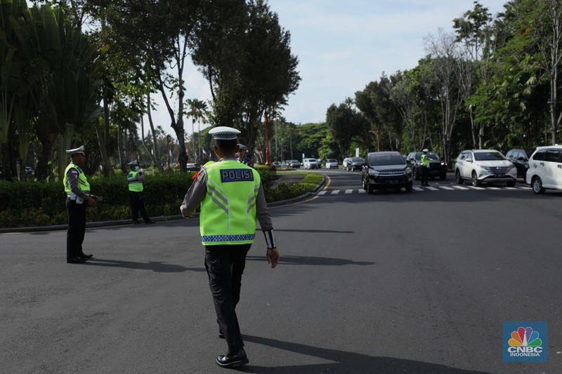 Pengamanan kawasan The Nusa Dua dan sejumlah titik lain di wilayah Bali terus diperketat untuk menjamin keamanan dan kelancaran pelaksanaan agenda pertemuan dalam rangkaian Presidensi G20 Indonesia. Pengamanan kawasan The Nusa Dua dan sejumlah titik lain di wilayah Bali terus diperketat untuk menjamin keamanan dan kelancaran pelaksanaan agenda pertemuan dalam rangkaian Presidensi G20 Indonesia. (CNBC Indonesia/Tri Susilo)