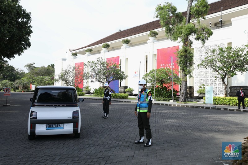 Pengamanan kawasan The Nusa Dua dan sejumlah titik lain di wilayah Bali terus diperketat untuk menjamin keamanan dan kelancaran pelaksanaan agenda pertemuan dalam rangkaian Presidensi G20 Indonesia. Pengamanan kawasan The Nusa Dua dan sejumlah titik lain di wilayah Bali terus diperketat untuk menjamin keamanan dan kelancaran pelaksanaan agenda pertemuan dalam rangkaian Presidensi G20 Indonesia. (CNBC Indonesia/Tri Susilo)
