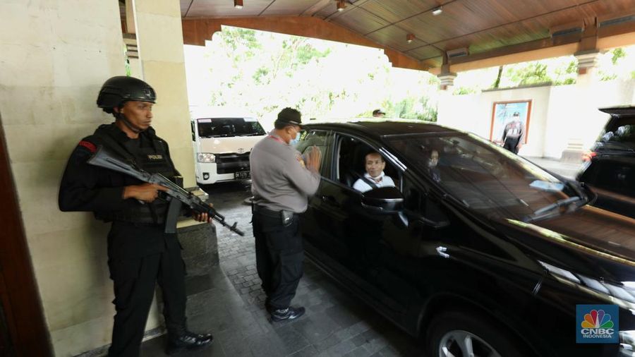 Pengamanan kawasan The Nusa Dua dan sejumlah titik lain di wilayah Bali terus diperketat untuk menjamin keamanan dan kelancaran pelaksanaan agenda pertemuan dalam rangkaian Presidensi G20 Indonesia. (CNBC Indonesia/Tri Susilo)