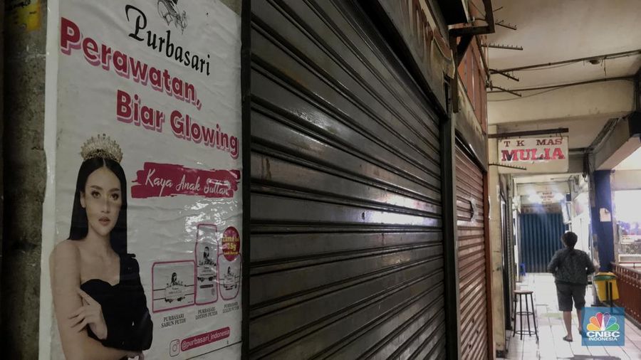 Pengunjnung melintas di depan kios yang tutul di pasar Mampang, Senin (14/112/2022). Sepinya pengunjung di Pasar Mampang membuat para pedagang  memilih menjual atau menyewakan kiosnya. (CNBC Indonesia/Andrean Kristianto)