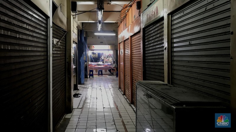Pengunjnung melintas di depan kios yang tutul di pasar Mampang, Senin (14/112/2022). Sepinya pengunjung di Pasar Mampang membuat para pedagang memilih menjual atau menyewakan kiosnya. Pengunjnung melintas di depan kios yang tutul di pasar Mampang, Senin (14/112/2022). Sepinya pengunjung di Pasar Mampang membuat para pedagang memilih menjual atau menyewakan kiosnya. (CNBC Indonesia/Andrean Kristianto)