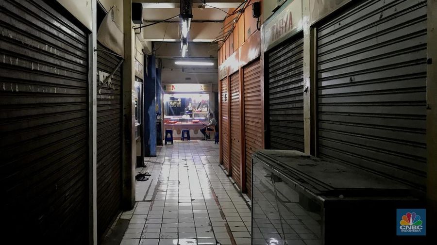 Pengunjnung melintas di depan kios yang tutul di pasar Mampang, Senin (14/112/2022). Sepinya pengunjung di Pasar Mampang membuat para pedagang  memilih menjual atau menyewakan kiosnya. (CNBC Indonesia/Andrean Kristianto)