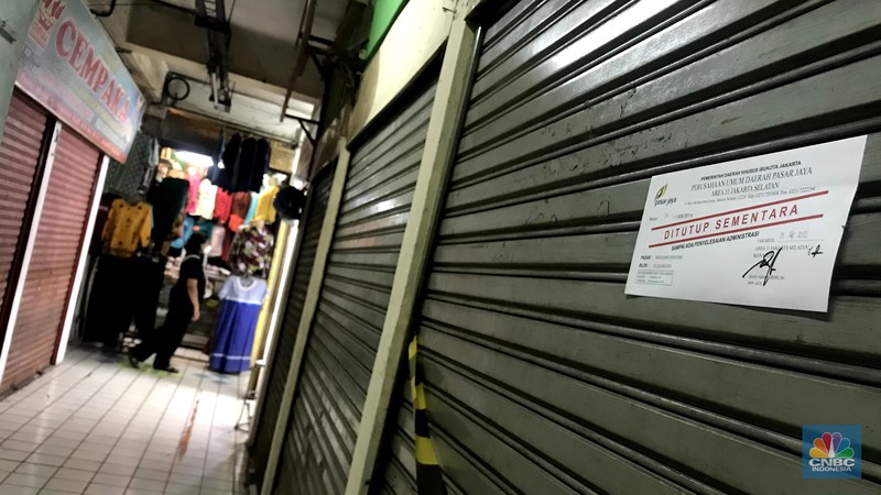 Pengunjnung melintas di depan kios yang tutul di pasar Mampang, Senin (14/112/2022). Sepinya pengunjung di Pasar Mampang membuat para pedagang memilih menjual atau menyewakan kiosnya. Pengunjnung melintas di depan kios yang tutul di pasar Mampang, Senin (14/112/2022). Sepinya pengunjung di Pasar Mampang membuat para pedagang memilih menjual atau menyewakan kiosnya. (CNBC Indonesia/Andrean Kristianto)
