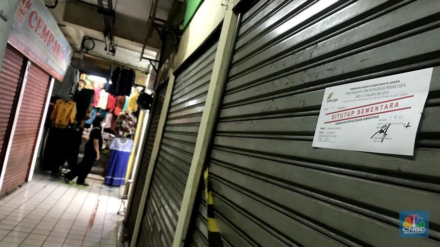Pengunjnung melintas di depan kios yang tutul di pasar Mampang, Senin (14/112/2022). Sepinya pengunjung di Pasar Mampang membuat para pedagang  memilih menjual atau menyewakan kiosnya. (CNBC Indonesia/Andrean Kristianto)