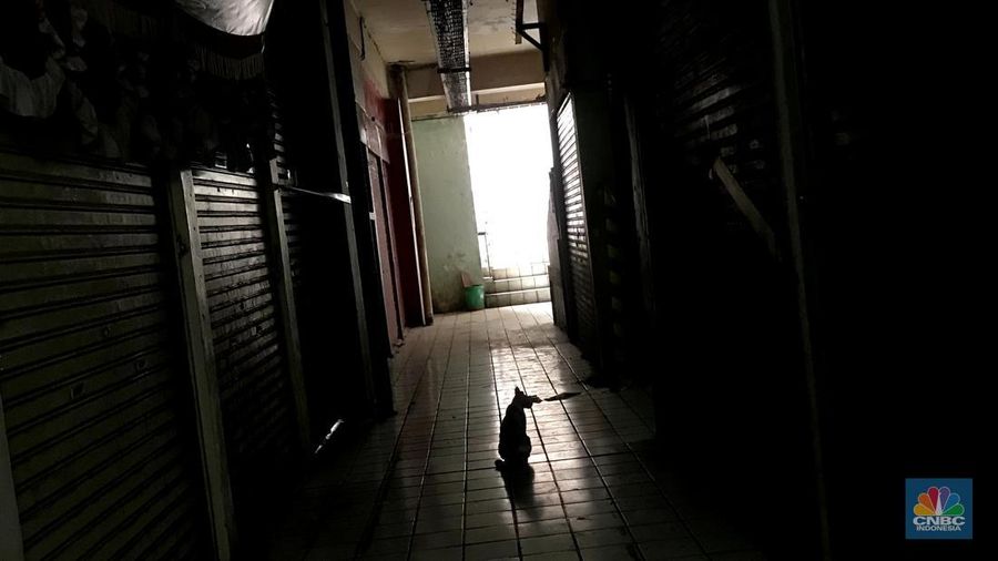 Pengunjnung melintas di depan kios yang tutul di pasar Mampang, Senin (14/112/2022). Sepinya pengunjung di Pasar Mampang membuat para pedagang  memilih menjual atau menyewakan kiosnya. (CNBC Indonesia/Andrean Kristianto)