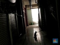 Sepi Bak Kuburan, Pasar Mampang 'Banjir' Stiker Toko Ditutup