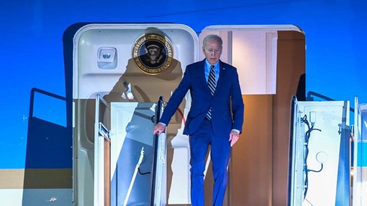 Presiden Amerika Serikat Joe Biden tiba di Bali pada Minggu, (13/11/2022) malam sekitar pukul 21.30 WITA. Presiden Amerika Serikat Joe Biden tiba di Bali pada Minggu, (13/11/2022) malam sekitar pukul 21.30 WITA. (Dok. Laman indonesia.go.id)