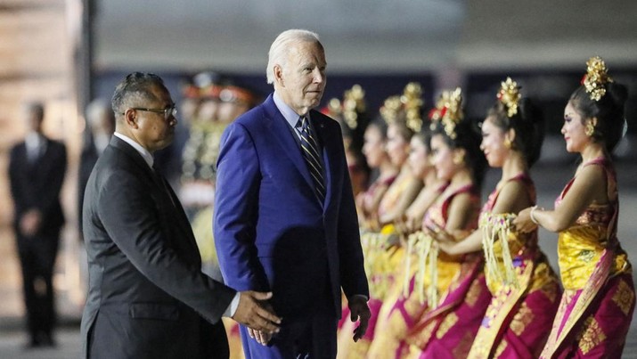Presiden AS Joe Biden (kanan) turun dari Air Force One setibanya di Bandara Internasional Ngurah Rai di Denpasar di pulau resor Indonesia Bali, 13 November 2022, saat ia melakukan perjalanan untuk menghadiri KTT G20. (MADE NAGI/POOL/AFP via Getty Images)