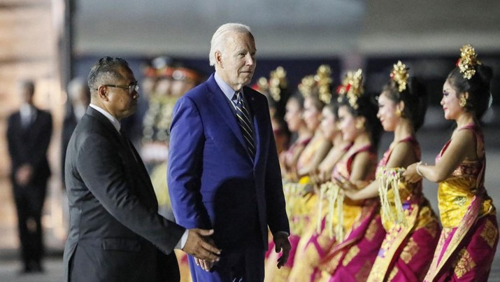 Presiden AS Joe Biden (kanan) turun dari Air Force One setibanya di Bandara Internasional Ngurah Rai di Denpasar di pulau resor Indonesia Bali, 13 November 2022, saat ia melakukan perjalanan untuk menghadiri KTT G20. Presiden AS Joe Biden (kanan) turun dari Air Force One setibanya di Bandara Internasional Ngurah Rai di Denpasar di pulau resor Indonesia Bali, 13 November 2022, saat ia melakukan perjalanan untuk menghadiri KTT G20. (MADE NAGI/POOL/AFP via Getty Images)