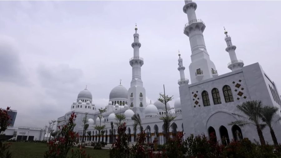 Presiden RI bersama Presiden Uni Emirat Arab Syekh Mohammed bin Zayed bin Sultan Al Nahyan Meresmikan Masjid Raya Sheikh Zayed Solo pada (14/11/2022). (Tangkapan Layar Youtube Sekretariat Presiden)