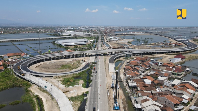 Menteri Pekerjaan Umum dan Perumahan Rakyat (PUPR) Basuki Hadimuljono meninjau progres pembangunan Jalan Tol Semarang - Demak Seksi 2 ruas Sayung-Demak sepanjang 16,31 km di Provinsi Jawa Tengah, Minggu (13/11/2022). Menteri Pekerjaan Umum dan Perumahan Rakyat (PUPR) Basuki Hadimuljono meninjau progres pembangunan Jalan Tol Semarang - Demak Seksi 2 ruas Sayung-Demak sepanjang 16,31 km di Provinsi Jawa Tengah, Minggu (13/11/2022). (Dok. Kementrian PUPR)