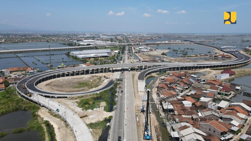 Menteri Pekerjaan Umum dan Perumahan Rakyat (PUPR) Basuki Hadimuljono meninjau progres pembangunan Jalan Tol Semarang - Demak Seksi 2 ruas Sayung-Demak sepanjang 16,31 km di Provinsi Jawa Tengah, Minggu (13/11/2022).  (Dok. Kementrian PUPR)
