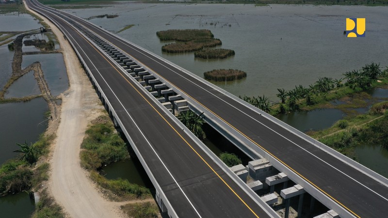 Menteri Pekerjaan Umum dan Perumahan Rakyat (PUPR) Basuki Hadimuljono meninjau progres pembangunan Jalan Tol Semarang - Demak Seksi 2 ruas Sayung-Demak sepanjang 16,31 km di Provinsi Jawa Tengah, Minggu (13/11/2022). Menteri Pekerjaan Umum dan Perumahan Rakyat (PUPR) Basuki Hadimuljono meninjau progres pembangunan Jalan Tol Semarang - Demak Seksi 2 ruas Sayung-Demak sepanjang 16,31 km di Provinsi Jawa Tengah, Minggu (13/11/2022). (Dok. Kementrian PUPR)