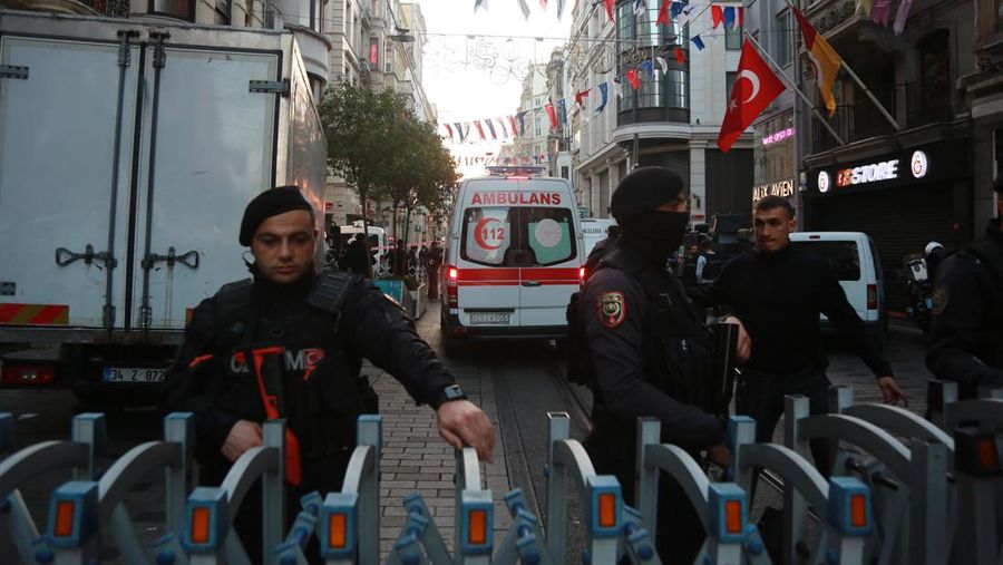 Sedikitnya 6 orang tewas dan puluhan orang terluka akibat terjadinya ledakan di tengah kota yang ramai di Istandbul, Turki pada (13/11/2022). (Tangkapan Layar Reuters)