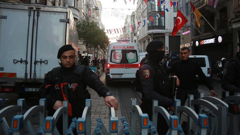 Sedikitnya 6 orang tewas dan puluhan orang terluka akibat terjadinya ledakan di tengah kota yang ramai di Istandbul, Turki pada (13/11/2022). (Tangkapan Layar Reuters)