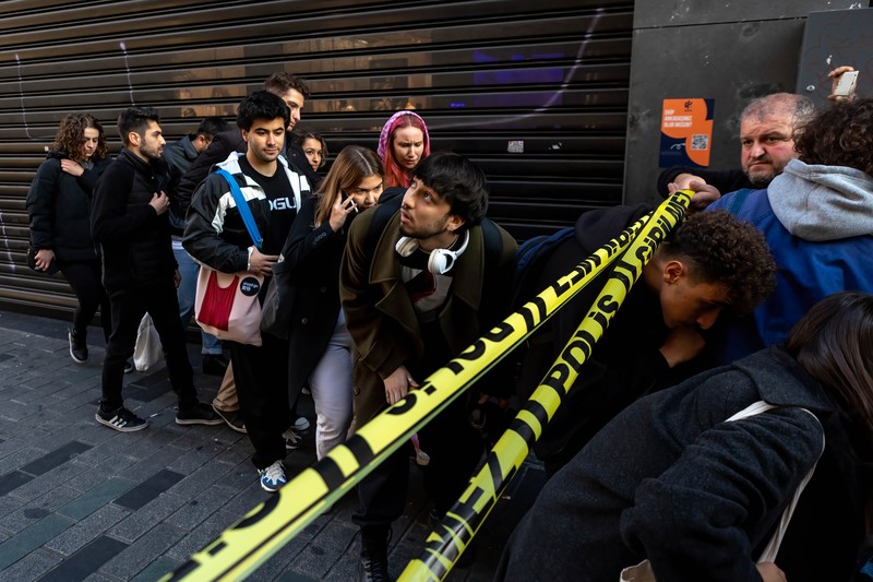Sedikitnya 6 orang tewas dan puluhan orang terluka akibat terjadinya ledakan di tengah kota yang ramai di Istandbul, Turki pada (13/11/2022). (Tangkapan Layar Reuters)