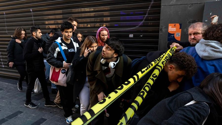 Sedikitnya 6 orang tewas dan puluhan orang terluka akibat terjadinya ledakan di tengah kota yang ramai di Istandbul, Turki pada (13/11/2022). (Tangkapan Layar Reuters)