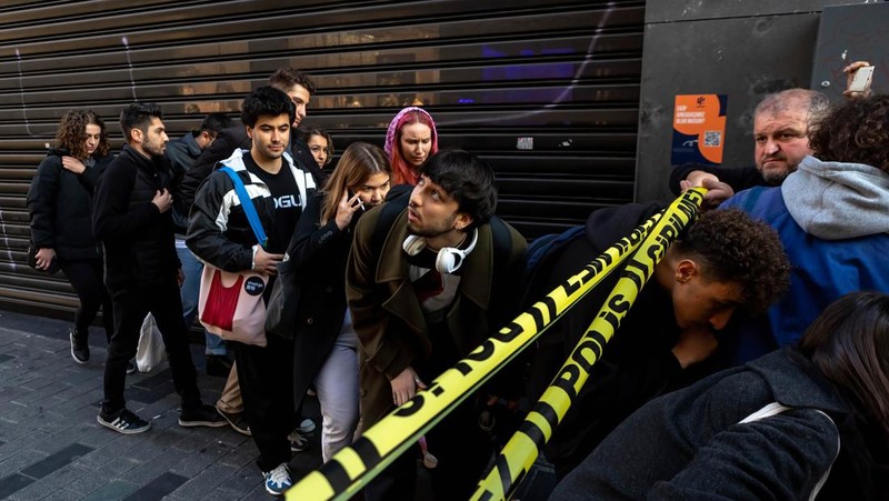 Sedikitnya 6 orang tewas dan puluhan orang terluka akibat terjadinya ledakan di tengah kota yang ramai di Istandbul, Turki pada (13/11/2022). (Tangkapan Layar Reuters)