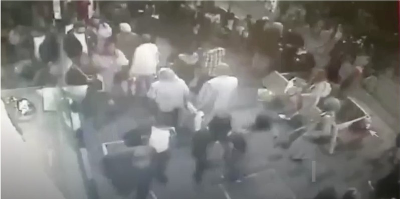 Sedikitnya 6 orang tewas dan puluhan orang terluka akibat terjadinya ledakan di tengah kota yang ramai di Istandbul, Turki pada (13/11/2022). Sedikitnya 6 orang tewas dan puluhan orang terluka akibat terjadinya ledakan di tengah kota yang ramai di Istandbul, Turki pada (13/11/2022). (Tangkapan Layar Reuters)