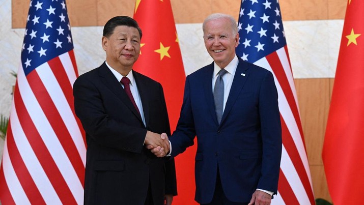 US President Joe Biden (R) and China's President Xi Jinping (L) shakes hands as they meet on the sidelines of the G20 Summit in Nusa Dua on the Indonesian resort island of Bali on November 14, 2022. (Photo by SAUL LOEB / AFP) (Photo by SAUL LOEB/AFP via Getty Images)