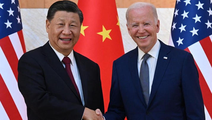 TOPSHOT - US President Joe Biden (R) and China's President Xi Jinping (L) shake hands as they meet on the sidelines of the G20 Summit in Nusa Dua on the Indonesian resort island of Bali on November 14, 2022. (Photo by SAUL LOEB / AFP) (Photo by SAUL LOEB/AFP via Getty Images)