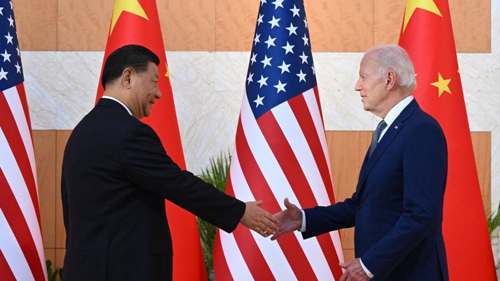 US President Joe Biden (R) and China's President Xi Jinping (L) shake hands as they meet on the sidelines of the G20 Summit in Nusa Dua on the Indonesian resort island of Bali on November 14, 2022. (Photo by SAUL LOEB / AFP) (Photo by SAUL LOEB/AFP via Getty Images)