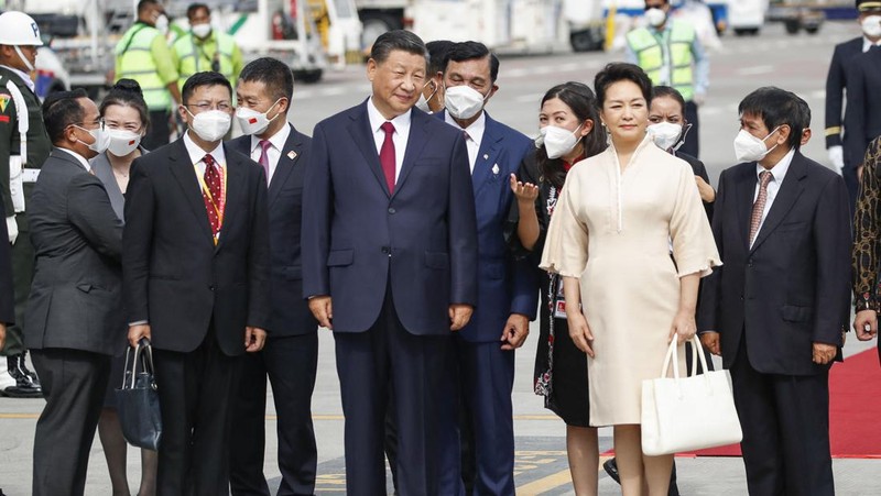 Presiden China Xi Jinping bersama istrinya Peng Liyuan tiba di bandara Internasional Ngurah Rai di Denpasar di pulau resor Indonesia Bali, 14/11/2022. Kelompok Dua Puluh (G20) ke-17 Kepala State and Government Summit akan diadakan di Bali pada 15-16 November 2022. (Foto oleh AJENG DINAR ULFIANA / POOL / AFP)