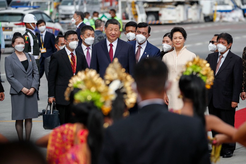 Presiden China Xi Jinping bersama istrinya Peng Liyuan tiba di bandara Internasional Ngurah Rai di Denpasar di pulau resor Indonesia Bali, 14/11/2022. Kelompok Dua Puluh (G20) ke-17 Kepala State and Government Summit akan diadakan di Bali pada 15-16 November 2022. (Foto oleh AJENG DINAR ULFIANA / POOL / AFP)