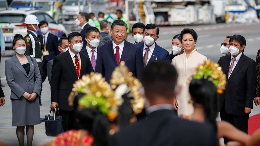 Presiden China Xi Jinping bersama istrinya Peng Liyuan tiba di bandara Internasional Ngurah Rai di Denpasar di pulau resor Indonesia Bali, 14/11/2022. Kelompok Dua Puluh (G20) ke-17 Kepala State and Government Summit akan diadakan di Bali pada 15-16 November 2022. (Foto oleh AJENG DINAR ULFIANA / POOL / AFP)