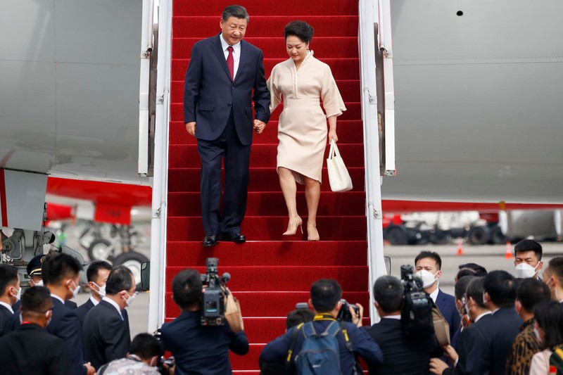 Presiden China Xi Jinping bersama istrinya Peng Liyuan tiba di bandara Internasional Ngurah Rai di Denpasar di pulau resor Indonesia Bali, 14/11/2022. Kelompok Dua Puluh (G20) ke-17 Kepala State and Government Summit akan diadakan di Bali pada 15-16 November 2022. (Foto oleh AJENG DINAR ULFIANA / POOL / AFP)