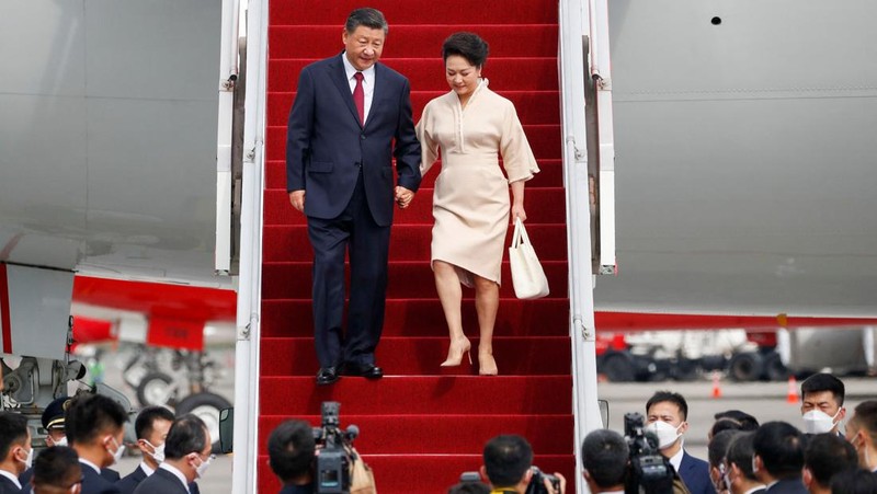 Presiden China Xi Jinping bersama istrinya Peng Liyuan tiba di bandara Internasional Ngurah Rai di Denpasar di pulau resor Indonesia Bali, 14/11/2022. Kelompok Dua Puluh (G20) ke-17 Kepala State and Government Summit akan diadakan di Bali pada 15-16 November 2022. (Foto oleh AJENG DINAR ULFIANA / POOL / AFP)