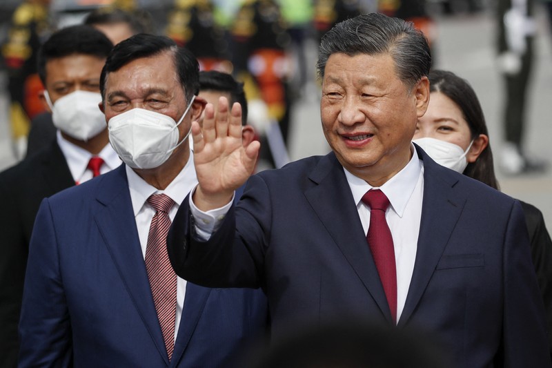 Presiden China Xi Jinping bersama istrinya Peng Liyuan tiba di bandara Internasional Ngurah Rai di Denpasar di pulau resor Indonesia Bali, 14/11/2022. Kelompok Dua Puluh (G20) ke-17 Kepala State and Government Summit akan diadakan di Bali pada 15-16 November 2022. (Foto oleh AJENG DINAR ULFIANA / POOL / AFP)