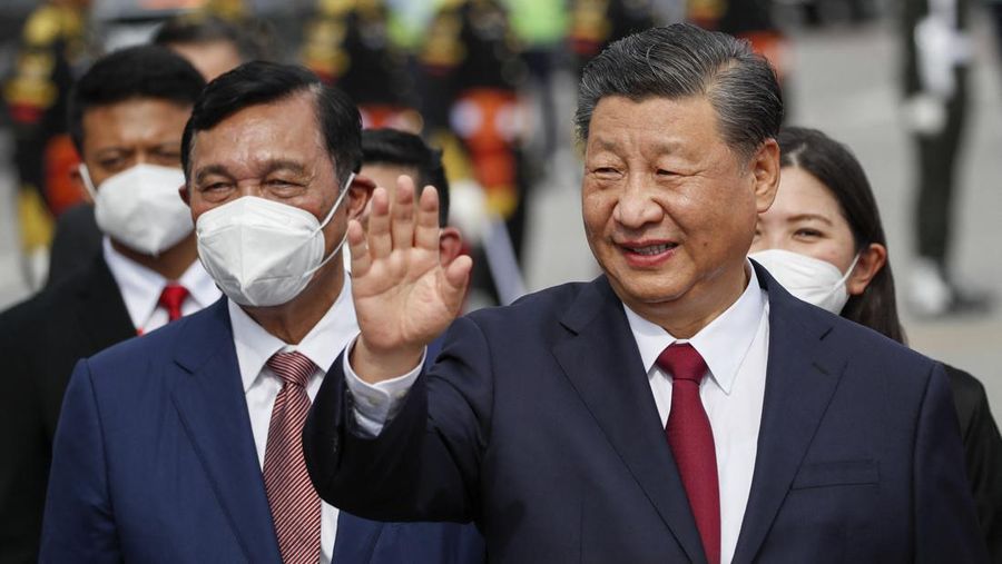 Presiden China Xi Jinping bersama istrinya Peng Liyuan tiba di bandara Internasional Ngurah Rai di Denpasar di pulau resor Indonesia Bali, 14/11/2022. Kelompok Dua Puluh (G20) ke-17 Kepala State and Government Summit akan diadakan di Bali pada 15-16 November 2022. (Foto oleh AJENG DINAR ULFIANA / POOL / AFP)